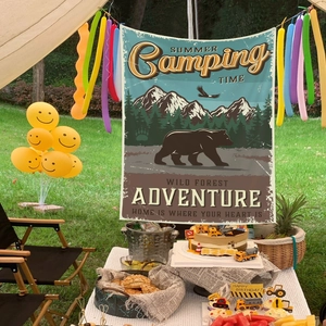 Détail d'une tapisserie de camping avec motif ours et montagne sur cordes de tente