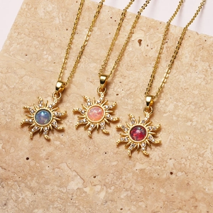 Detalle de collares de girasol chapados en oro de 18 quilates con ópalo y circón.