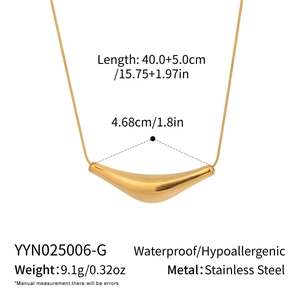 Détail du pendentif bateau en or 18 carats avec dimensions et spécifications du collier en acier