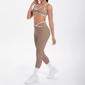 Detail der High-Waist Yogahose mit V-Bund und weißen Kontrastpaspeln am sportlichen Set