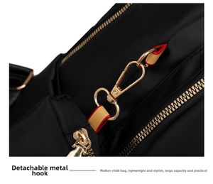 Detalle del gancho de metal dorado extraíble en una mochila de nailon oxford negro