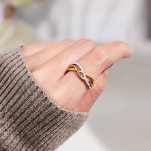 Bague entrelacée tricolore en argent 925 avec cristaux sur la main d'un mannequin