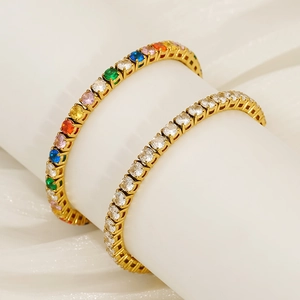 Détails de bracelets tennis dorés avec zircons arc-en-ciel et blancs sur support blanc