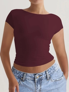 Vue de face d'un T-shirt bordeaux moulant à manches courtes avec un col rond classique