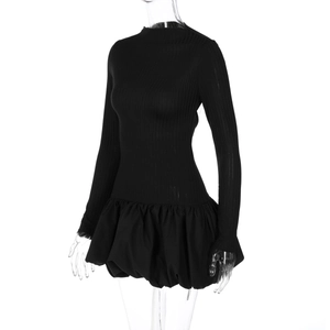 Détail du corsage en maille côtelée ajustée avec jupe à volants sur une robe noire