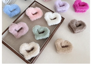 Collection de pinces à cheveux en peluche en forme de cœur de diverses couleurs pastel