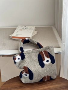 Gros plan d'un sac cabas en laine d'agneau avec motif de chien mignon et texture douce