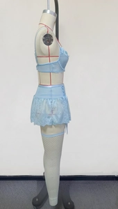 Détail de l'ensemble de lingerie en dentelle bleu clair avec soutien-gorge et jupe
