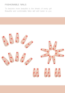 Dettagli di unghie finte lunghe a bara con base rosa, cuori rossi e strass