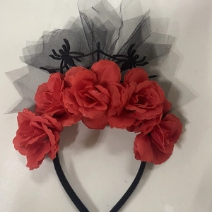 Serre-tête Halloween avec roses rouges, araignées noires et voile gothique en maille