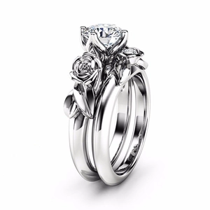 Dettaglio ravvicinato del set di anelli a rosa in argento con pietre di zircone.