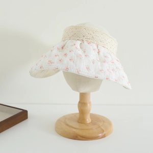 Détail du chapeau de soleil enfant en organza avec bordure dentelle et motif floral