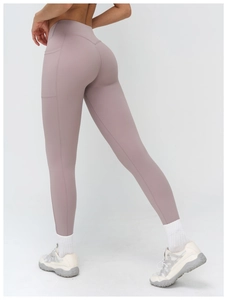 Détail de leggings de yoga taille haute violet poudré avec poches latérales et effet galbant