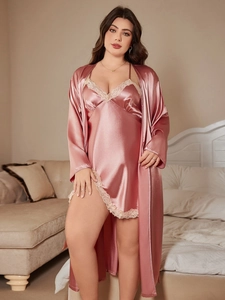 Détail de l'ensemble de pyjama en satin rose avec dentelle délicate sur la robe et la nuisette