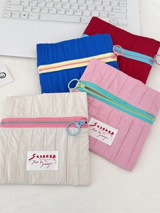 Pleated cosmetic bag set with contrasting zippers and circular pull rings