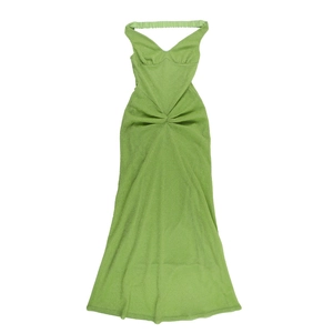 Détail d'une robe vert scintillant à épaules dénudées avec taille nouée et tissu brillant