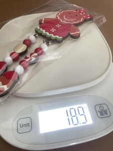 Detailed weight measurement of a Christmas gingerbread man pendant at 18.9g