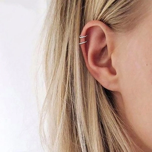 Ear cuff minimalista a doppio strato in acciaio argentato senza buco