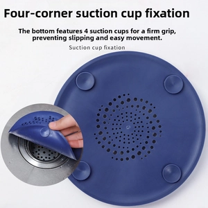Dettaglio del filtro per lavello in silicone blu con 4 ventose per raccogliere i capelli