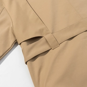Gros plan détaillé des coutures et de la texture du tissu d'un trench-coat kaki