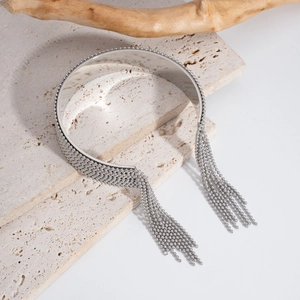 Vue détaillée d'un bracelet à franges argenté multicouche sur une surface en pierre