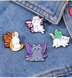 Lot de quatre épingles en émail de chat mignon avec ailes de papillon sur veste en jean