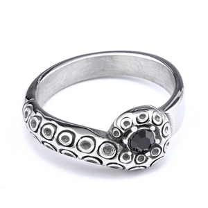 Anello in acciaio inossidabile con texture a polipo e gemma nera centrale stile vichingo
