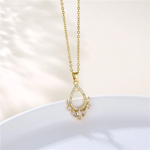 Detailaufnahme von Wassertropfen-Anhänger mit Zirkonia an einer goldenen Kette