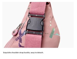 Détail du sac banane rose en nylon avec boucle noire en plastique et motifs géométriques brodés