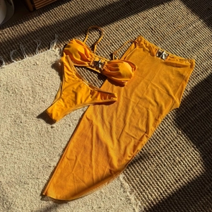Dettaglio macro del bikini giallo vivace con fibbie decorative in metallo a forma di stella
