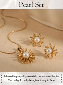 Détail du parure de perles dorées avec collier et boucles d'oreilles en plaqué or PVD