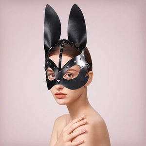 Maschera da coniglio punk in pelle nera con rivetti per feste di Halloween