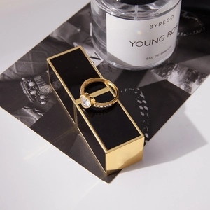 Dettaglio anello in oro 18K con zircone a cuore su eleganti accessori di bellezza