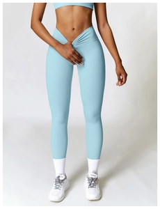 Détail du legging de yoga bleu clair à taille haute avec ceinture croisée en forme de V