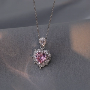 Collier élégant avec pendentif cœur en zircon rose et pierres scintillantes sur chaîne argent