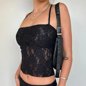 Nahaufnahme eines schwarzen Spitzen-Camisoles mit Rosenmuster und transparentem Stoff