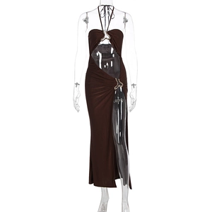 Détail d'une robe chocolat ajourée avec boucles dorées et fente haute sexy