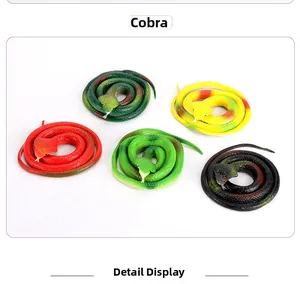 Détail de cinq cobras jouets réalistes en caoutchouc avec textures d'écailles vraies