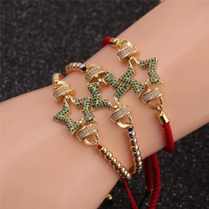 Ensemble de trois bracelets superposés avec étoiles dorées et zircons verts brillants