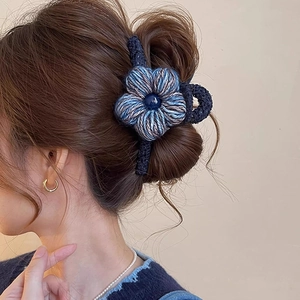Pince à cheveux élégante en tricot bleu avec fleur pour coiffure chignon femme