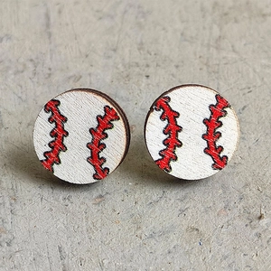 Orecchini a perno a forma di cuore in legno con motivo a palla da baseball e cuciture