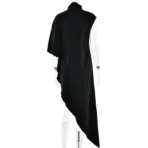 Détail d'une robe mi-longue en satin noir sans manches avec coupe asymétrique au dos