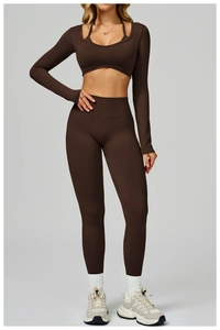 Détail de l'ensemble de yoga marron avec haut à dos ajouré et leggings taille haute