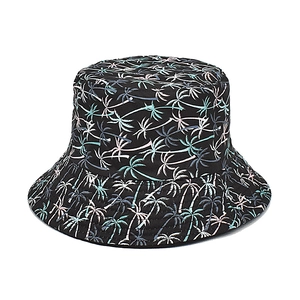 Schwarzer Anglerhut mit weißem und hellblauem Palmenmuster für sommerlichen Sonnenschutz
