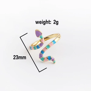 Detailoverzicht van kleurrijke emaille slangenring met afmetingen 23mm en gewicht van 2g