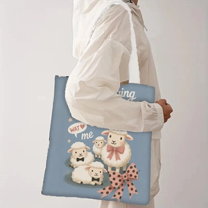 Grand sac fourre-tout en toile bleu clair avec motif mouton dessin animé porté