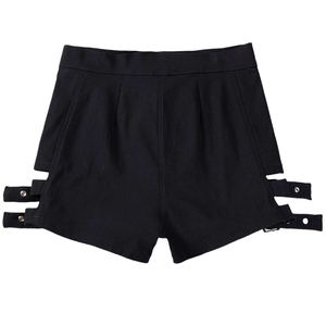 Dettaglio degli shorts neri a vita alta con tagli laterali e fibbie metalliche