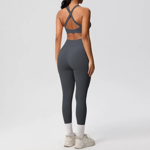 Detalle del sujetador deportivo con espalda cruzada gris carbón y mallas de yoga de talle alto