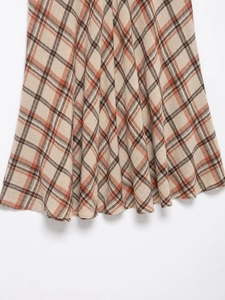 Dettaglio della gonna midi scozzese vintage con trama in cotone-lino e bordo inferiore