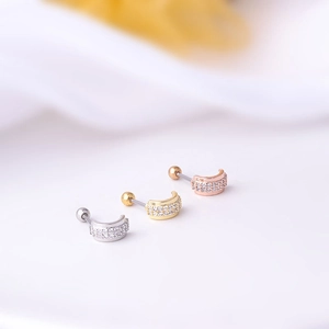 Detail of semi-circular 20G stainless steel earrings in silver, gold and rose gold colors